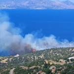 Σε εξέλιξη φωτιά στα Μέθανα – Στη μάχη και εναέρια μέσα