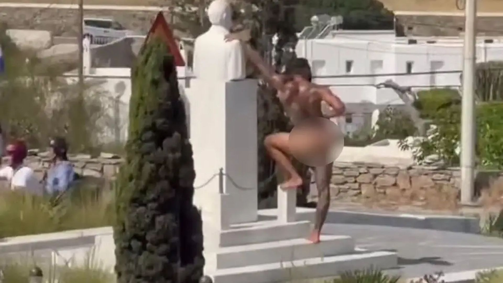Influencer πόζαρε γυμνός μπροστά σε προτομή Καραμανλή στη Μύκονο