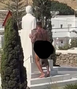 Μύκονος: Γυμνός τουρίστας βγήκε στον δρόμο και άρχισε να ερωτοτροπεί με… άγαλμα (video)