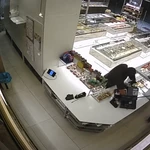 Νίκαια: Πήγε να ληστέψει ζαχαροπλαστείο και η υπάλληλος τον κυνήγησε με σφουγγαρίστρα – Βίντεο ντοκουμέντο