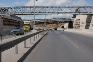 Θεσσαλονίκη: Ποινική δίωξη στον οδηγό που «γκρέμισε» γέφυρα στο Πανόραμα – Bίντεο -ντοκουμέντο από τη στιγμή της πρόσκρουσης