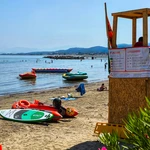 Τι να προσέχουμε στην παραλία – «Τσουχτερά» πρόστιμα για SUP, ρακέτες, ηχορύπανση και ελεύθερο κάμπινγκ