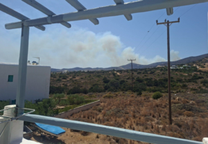 Μαίνεται η φωτιά στην Πάρο – Μπαράζ μηνυμάτων από το 112 για εκκένωση περιοχών