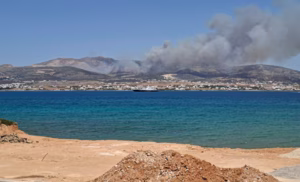 Φωτιά στην Πάρο: Ισχυρές δυνάμεις κοντά στον ΧΥΤΑ – Ήχησε το 112 για εκκένωση περιοχών