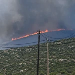 Φωτιά στην Πάρο: Στη μάχη 14 εναέρια μέσα – Μπαράζ μηνυμάτων από το 112 για εκκένωση περιοχών