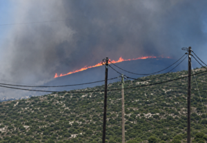 Φωτιά στην Πάρο: Στη μάχη 12 εναέρια μέσα – Μπαράζ μηνυμάτων από το 112 για εκκένωση περιοχών