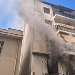 Νεκρή μια ηλικιωμένη από την φωτιά σε κτίριο στα Πατήσια – Σε σοβαρή κατάσταση ο σύζυγός της