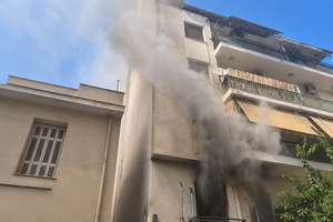 Νεκρή μια ηλικιωμένη από την φωτιά σε κτίριο στα Πατήσια – Σε σοβαρή κατάσταση ο σύζυγός της