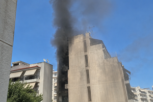 Νεκρή μια ηλικιωμένη από την φωτιά σε κτίριο στα Πατήσια – Σε σοβαρή κατάσταση ο σύζυγός της