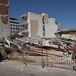 Κατάρρευση πολυκατοικίας στα Πετράλωνα: Τα sms που προειδοποιούσαν για τον κίνδυνο – Φωτογραφία ντοκουμέντο από τη διάβρωση του εδάφους