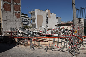 Κατάρρευση πολυκατοικίας στα Πετράλωνα: Τα sms που προειδοποιούσαν για τον κίνδυνο – Φωτογραφία ντοκουμέντο από τη διάβρωση του εδάφους