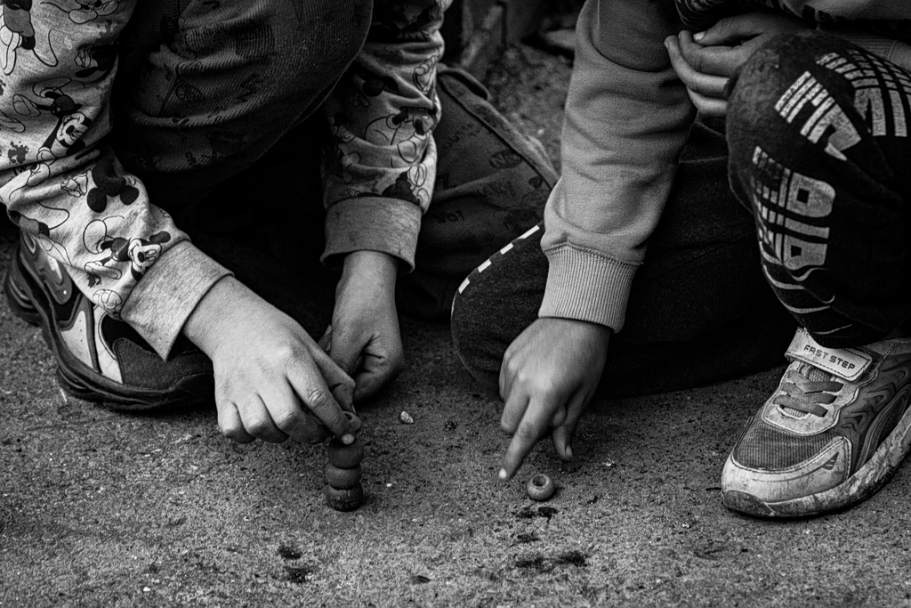 Σοκ στον Θερμαϊκό: Παιδιά 4 και 6 ετών βρέθηκαν σε σπίτι με ακαθαρσίες ζώων