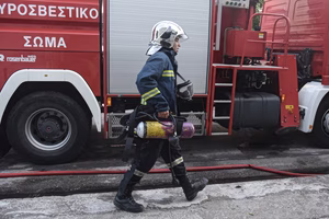Φωτιά τώρα σε χώρο στάθμευσης σπιτιού στα Άνω Λιόσια