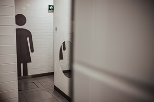 Θρίλερ στο Μαρούσι: Πώς 14χρονη ξέφυγε από επίδοξο βιαστή στις τουαλέτες εμπορικού