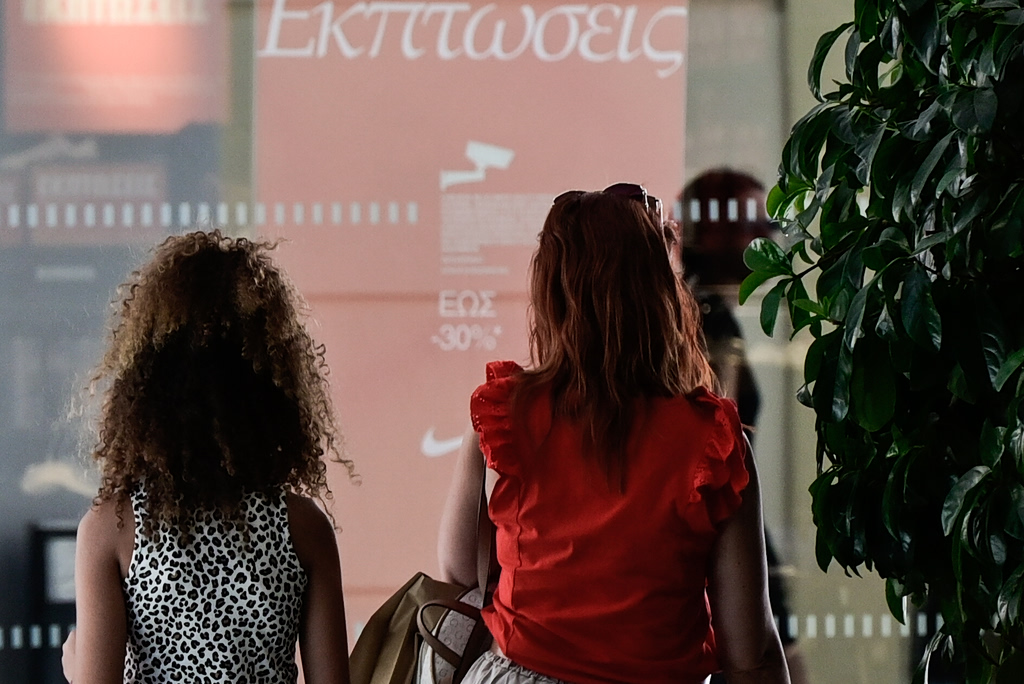 Ανοικτά την Κυριακή τα καταστήματα για την πρώτη Κυριακή των θερινών εκπτώσεων