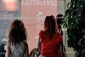 Ανοικτά την Κυριακή τα καταστήματα για την πρώτη Κυριακή των θερινών εκπτώσεων