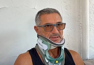 Συγκλονίζει ο 61χρονος που βγήκε από παράθυρο αεροπλάνου της Ryanair – «Έσταζε αίμα από το πρόσωπο και τα χέρια μου»