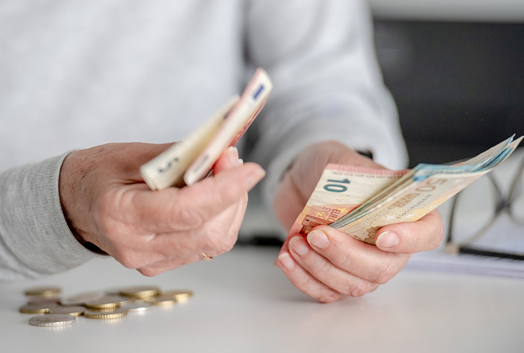 Συντάξεις Αυγούστου: Από τη Δευτέρα 27 Ιουλίου τα χρήματα στα ΑΤΜ – Όλες οι ημερομηνίες