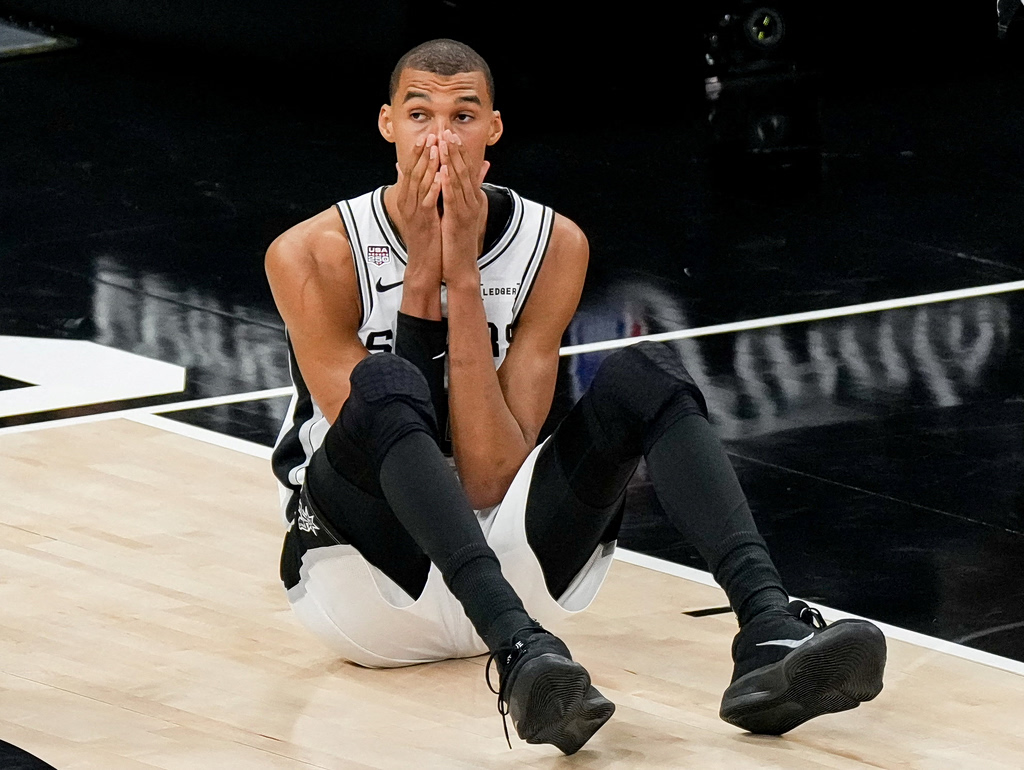 NBA: Οι Σπερς απέλυσαν τον εκφωνητή της ομάδας επειδή απάτησε την κοπέλα του με την αδερφή… παίκτη τους!