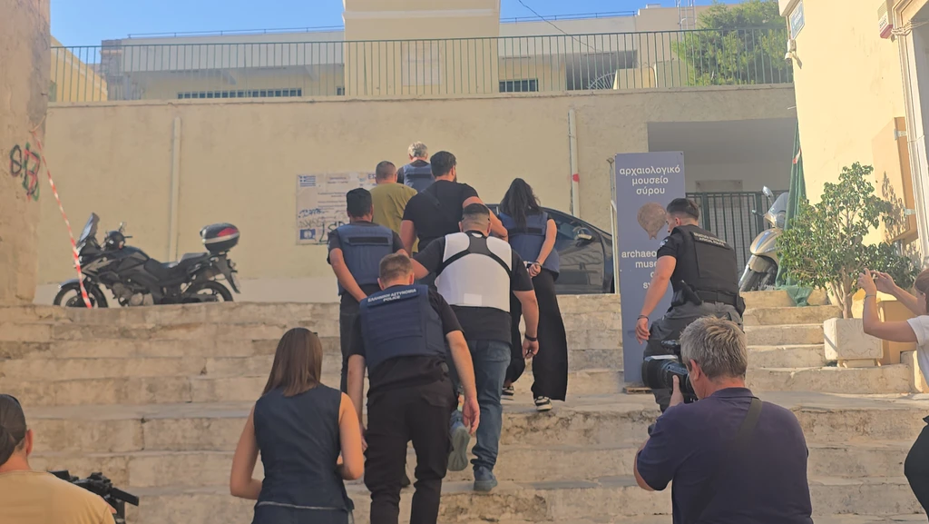 Σύρος: Ερωτήματα για το τι προηγήθηκε μέσα στο σπίτι του ζευγαριού – Απαντήσεις αναμένονται από τα κινητά