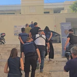 Σύρος: Ερωτήματα για το τι προηγήθηκε μέσα στο σπίτι του ζευγαριού – Απαντήσεις αναμένονται από τα κινητά