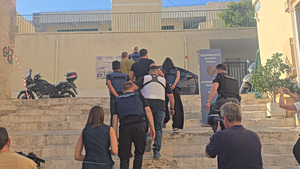 Σύρος: Ερωτήματα για το τι προηγήθηκε μέσα στο σπίτι του ζευγαριού – Απαντήσεις αναμένονται από τα κινητά