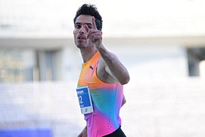 Η αντίδραση του Μίλτου Τεντόγλου μετά το άλμα που τον έβαλε δίπλα στον Τσάτουμα