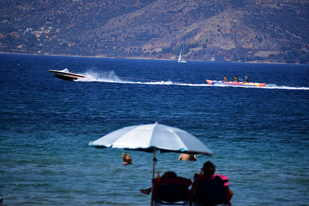 Χαλκιδική: Τραυματίστηκαν… απολαμβάνοντας τη θάλασσα – Hyperfly χτύπησε 40χρονο και… φουσκωτός καναπές 24χρονη