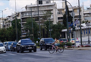 Όταν τα υπερμεγέθη αυτοκίνητα βάζουν σε κίνδυνο πεζούς, ποδηλάτες, μοτοσυκλετιστές – Τι δείχνει έρευνα
