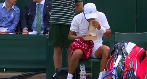 Τενίστας έφαγε εν μέσω αγώνα στο Wimbledon και ζήτησε τάιμ άουτ λόγω στομαχικών ενοχλήσεων (vid)