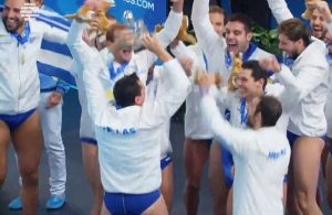 Η απονομή του τροπαίου στην Ελλάδα και ο Εθνικός ύμνος (vid)