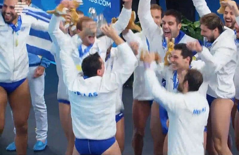 Η απονομή του τροπαίου στην Ελλάδα και ο Εθνικός ύμνος (vid)