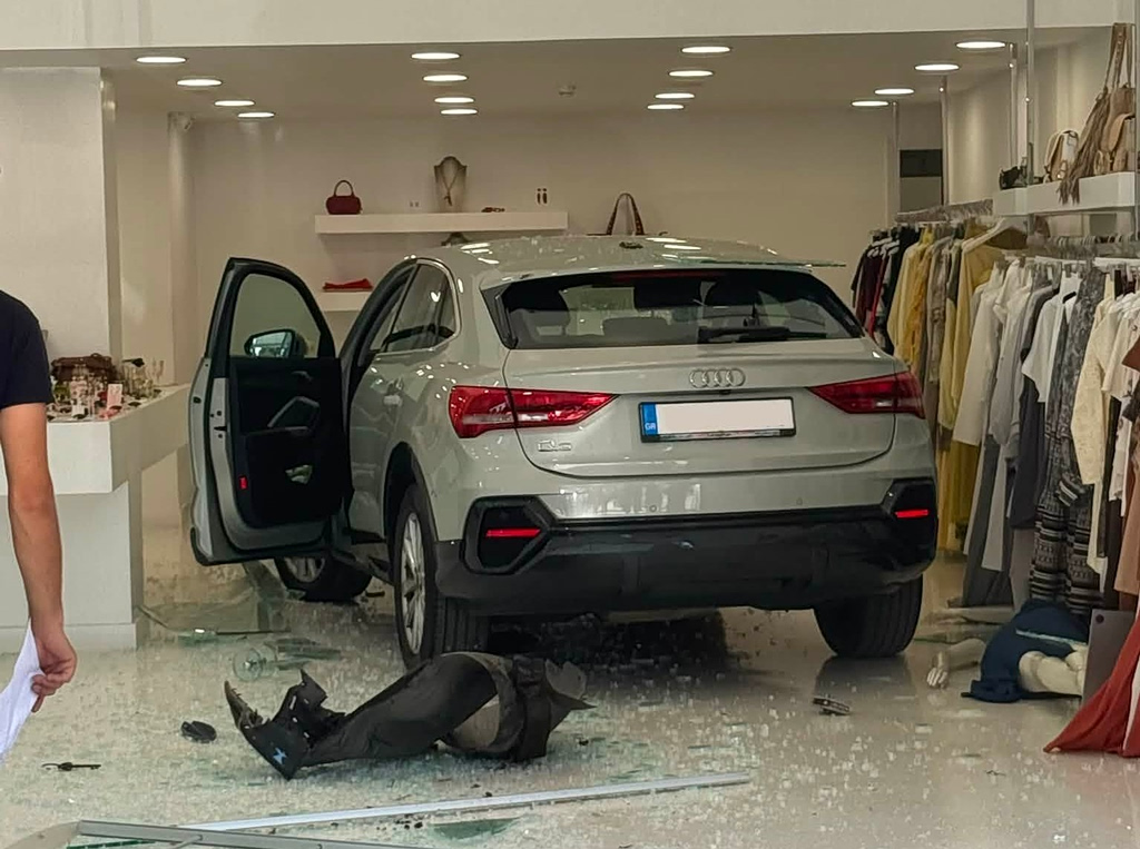 Βριλήσσια: Αυτοκίνητο «μπούκαρε» σε κατάστημα ρούχων – Από θαύμα δεν υπήρξαν τραυματίες