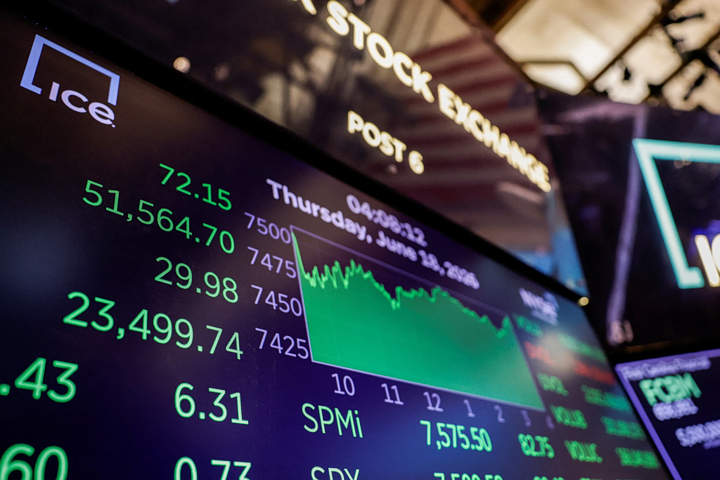 Wall Street: Ο Dow Jones ξεπέρασε για πρώτη φορά τις 53.000 μονάδες