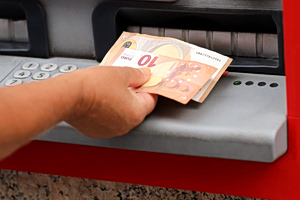 Κατώτατος μισθός: Στα 950 ευρώ ο στόχος για το 2027 – Το στοίχημα των 1.500 ευρώ στον ιδιωτικό τομέα