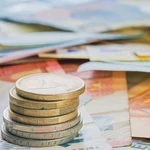Χρέη: Πότε συμφέρουν οι 72 δόσεις και πότε ο εξωδικαστικός μηχανισμός