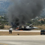 Βίντεο ντοκουμέντο: Η στιγμή που το F-16 τυλίγεται στις φλόγες στη Ζάκυνθο μετά την αναγκαστική προσγείωση