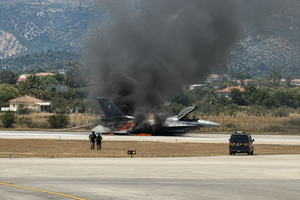 Βίντεο ντοκουμέντο: Η στιγμή που το F-16 τυλίγεται στις φλόγες στη Ζάκυνθο μετά την αναγκαστική προσγείωση